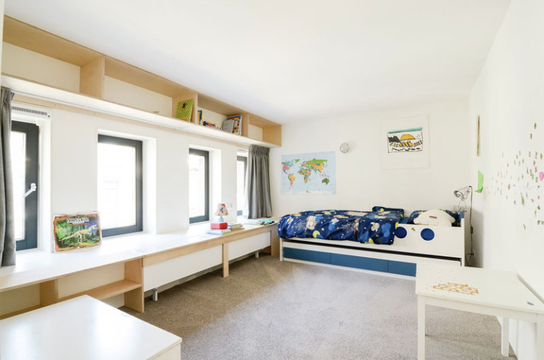 Интерьер двухуровневой квартиры: детская комната