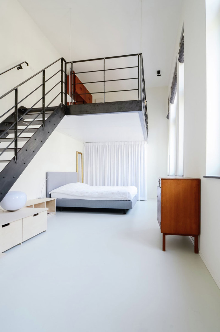 Интерьер двухуровневой квартиры: лофт над кроватью