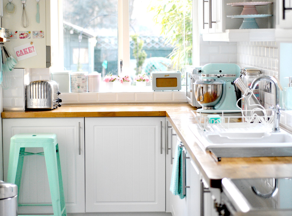 Интерьер комнаты в пастельных тонах: аксессуары мятного цвета на кухне