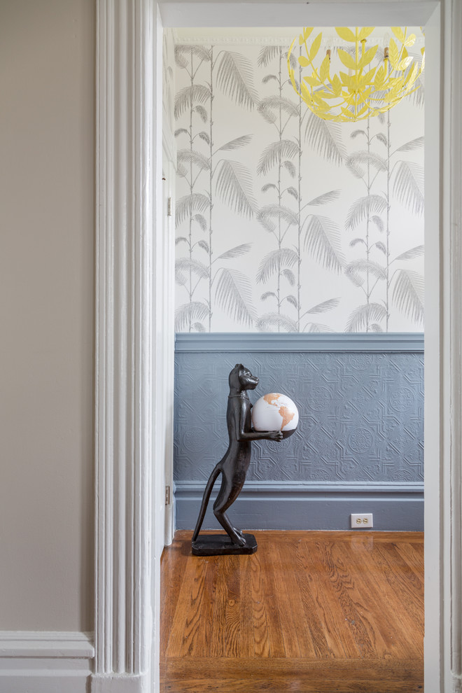 Интерьер комнаты в пастельных тонах: сочетание краски и неброских обоев
