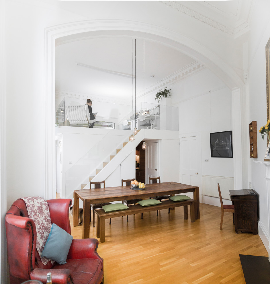 Интерьер квартиры с высокими потолками: лестница на второй уровень
