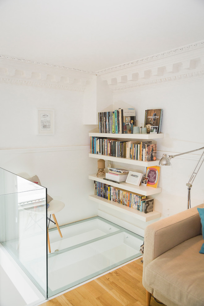 Интерьер квартиры с высокими потолками: уголок для чтения
