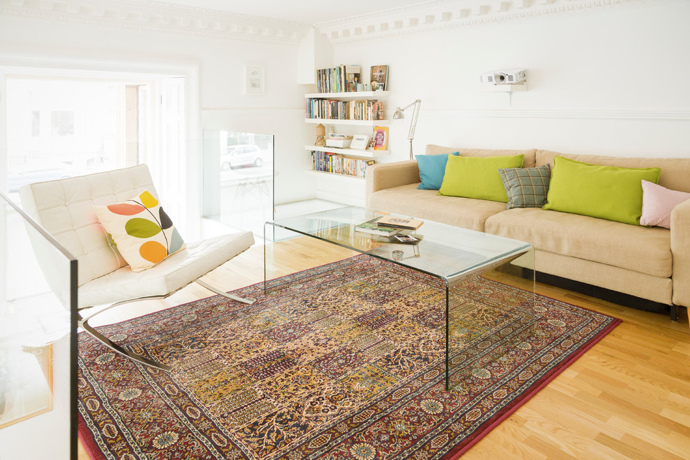 Интерьер квартиры с высокими потолками: яркие подушки на диване