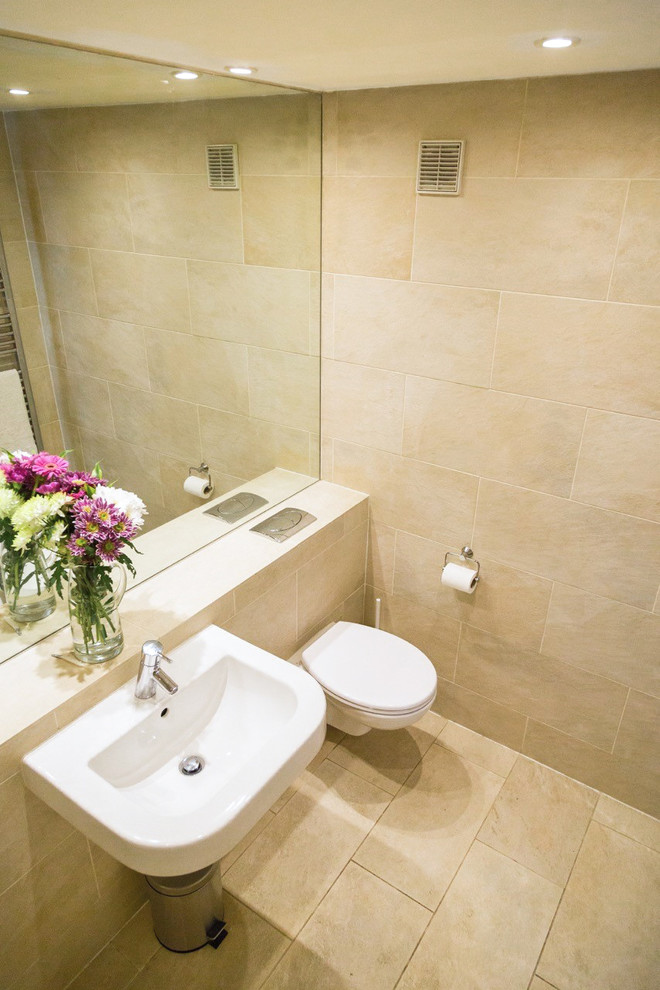 Интерьер квартиры с высокими потолками: ванная с современной сантехникой