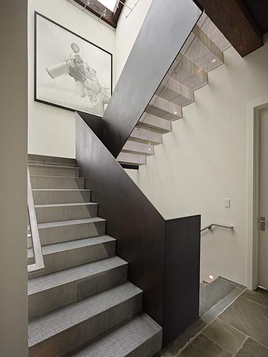 Интерьер лестницы на второй этаж, фото дизайна в стиле хай-тек