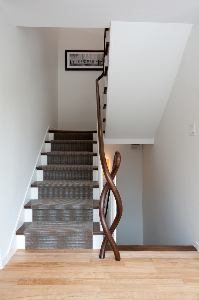 Интерьер лестницы на второй этаж - Фото 51