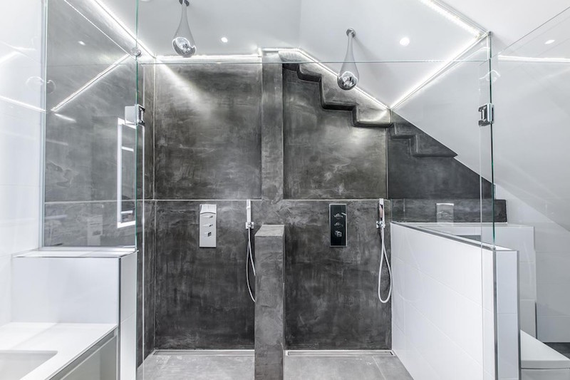 Интерьер мансарды в скандинавском стиле – Ванная комната со стеклянными перегородками