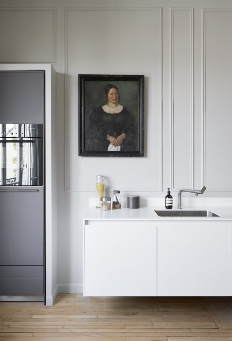 Интерьер парижской квартиры: кухня в белом цвете