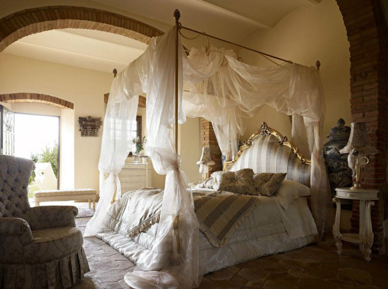 Средневековая кровать – дерево, балдахин и множество подушек на удачу