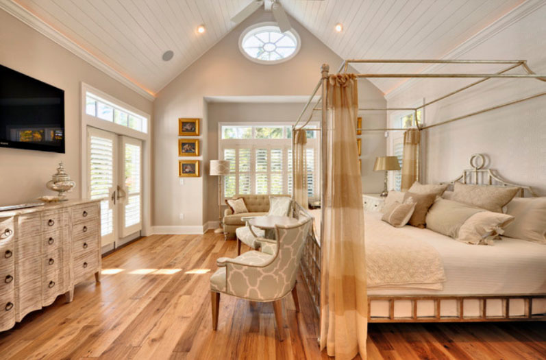Светлый деревянный пол в интерьере спальни