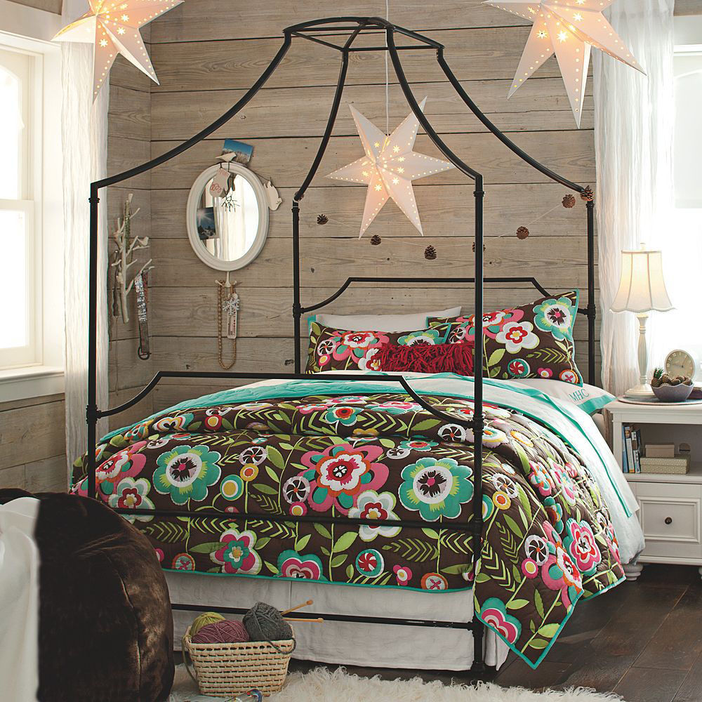 Яркое цветочное постельное в интерьере спальни