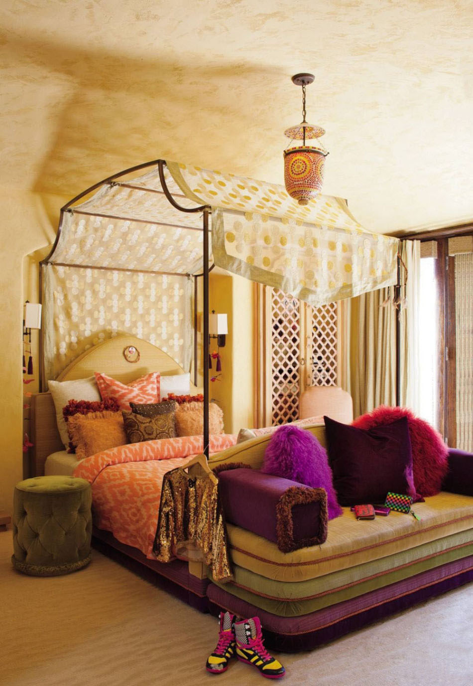 Яркие пушистые подушки в интерьере спальни