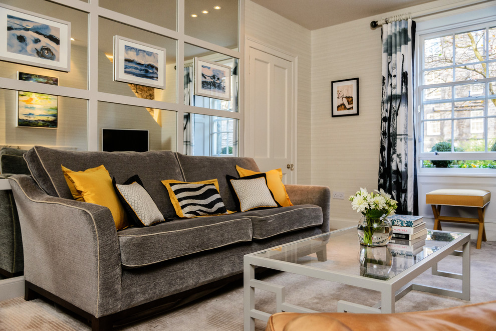 Интерьер трёхкомнатной квартиры: серый бархатный диван в гостиной