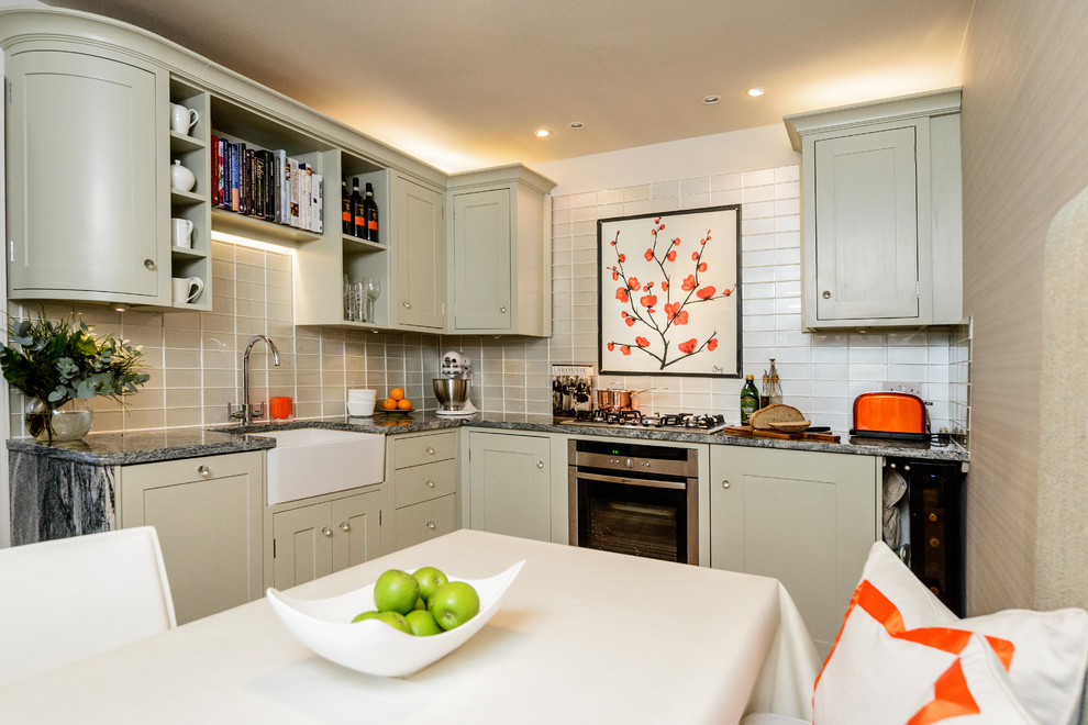Интерьер трёхкомнатной квартиры: серый гарнитур на кухне