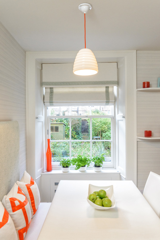 Интерьер трёхкомнатной квартиры: белый стол на кухне