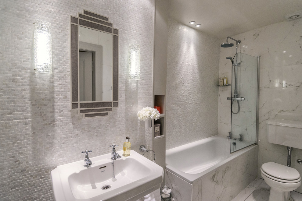Интерьер трёхкомнатной квартиры: белая мраморная плитка в ванной