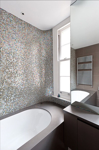 Цветная плитка-мозаика на стене в ванной