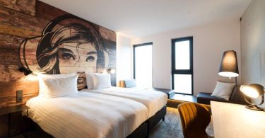 Как красиво оформить стену в комнате отеля Амстердама