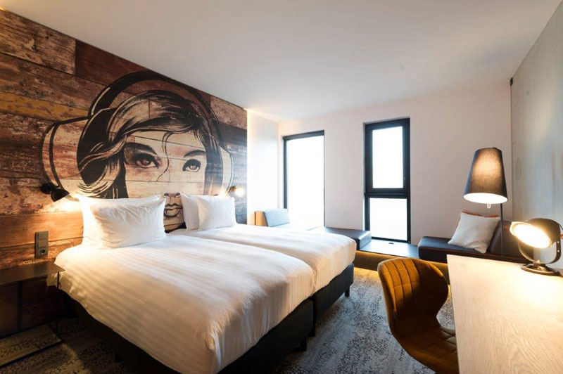 Как красиво оформить стену в комнате – роспись по дереву над изголовьем кровати