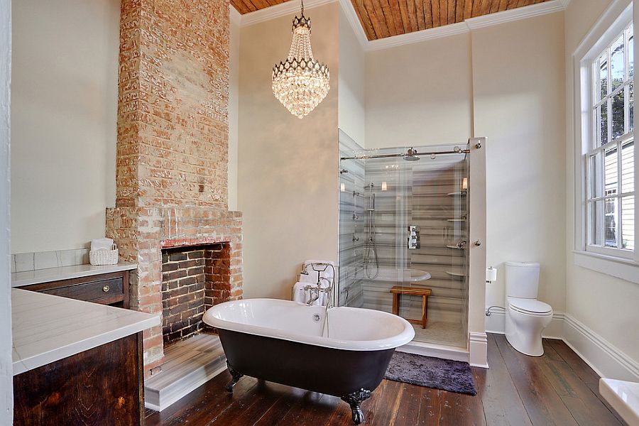 Кирпичные стены и роскошная люстра в ванной в деревенском стиле