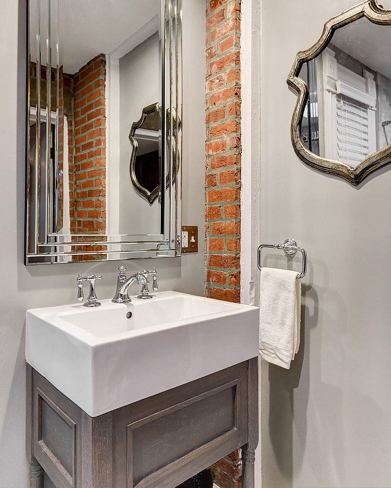 Отделка стены из кирпича и винтажное зеркало как элемент декора в интерьере ванной