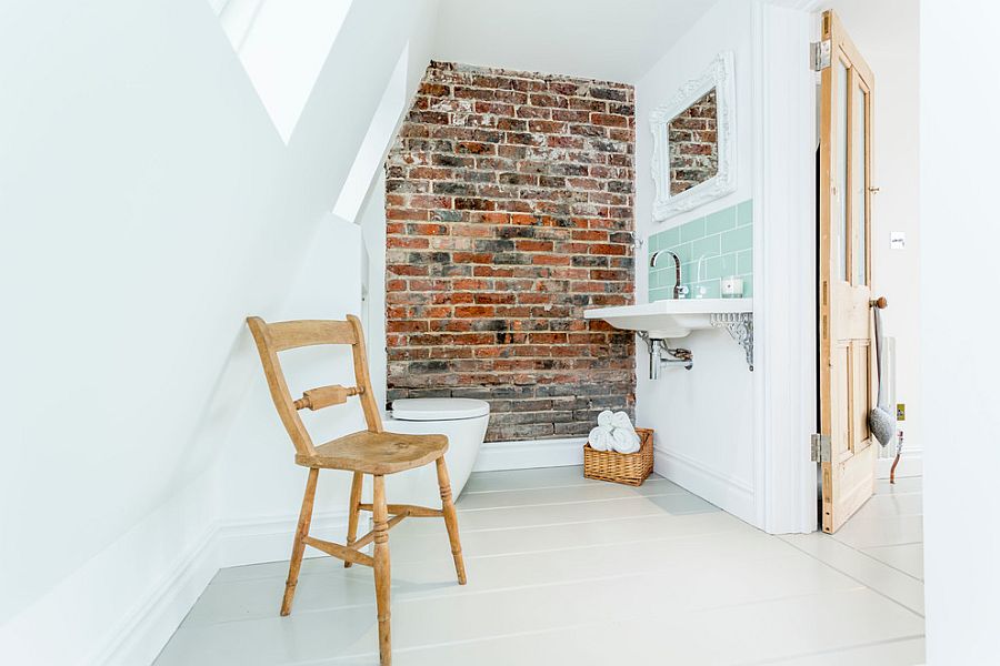 Кирпичная стена и деревянный стул в ванной на чердаке