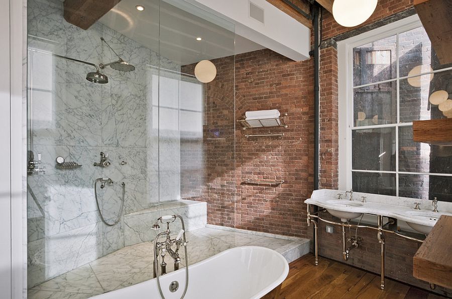 Мраморная и кирпичная отделка стены в ванной в промышленном стиле