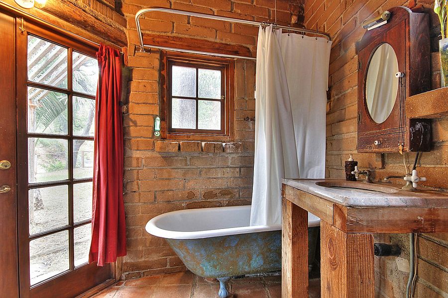 Кирпичная отделка стены в небольшой ванной в деревенском стиле
