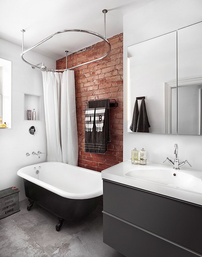 Кирпичная стена в ванной серого цвета