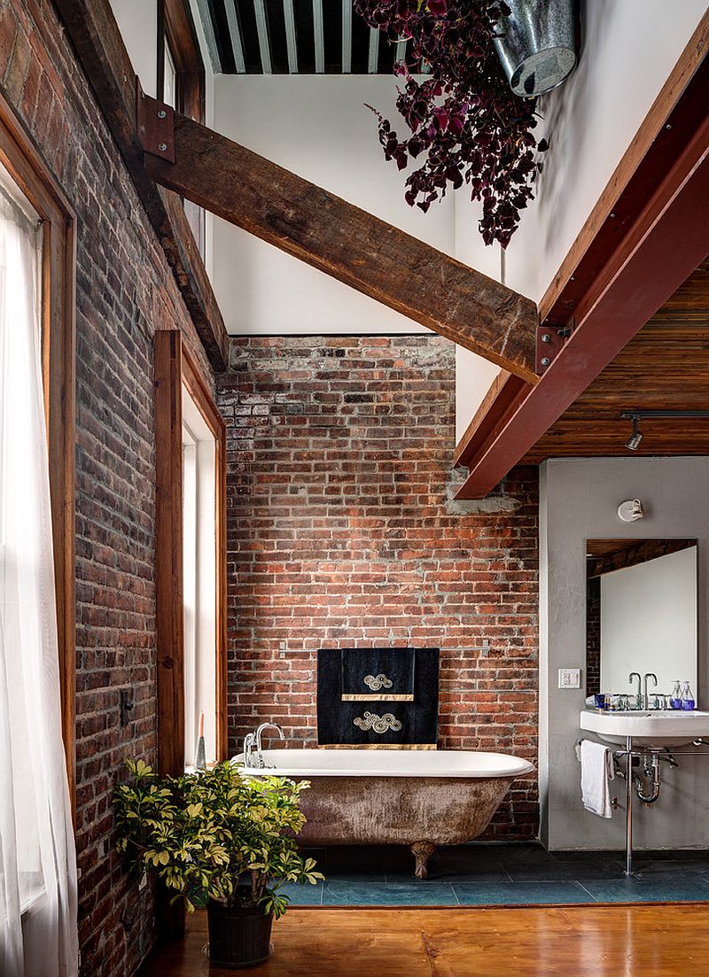 Кирпичные стены и растения в ванной