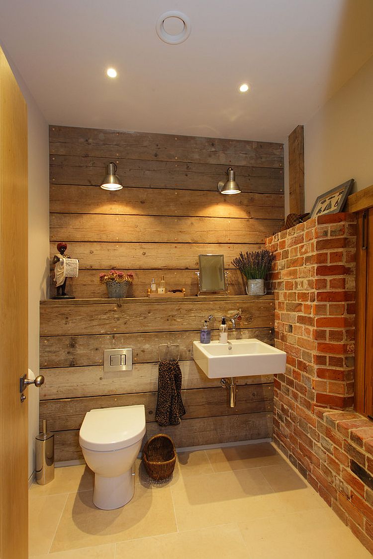 Кирпичная стена и светильники в ванной в деревенском стиле