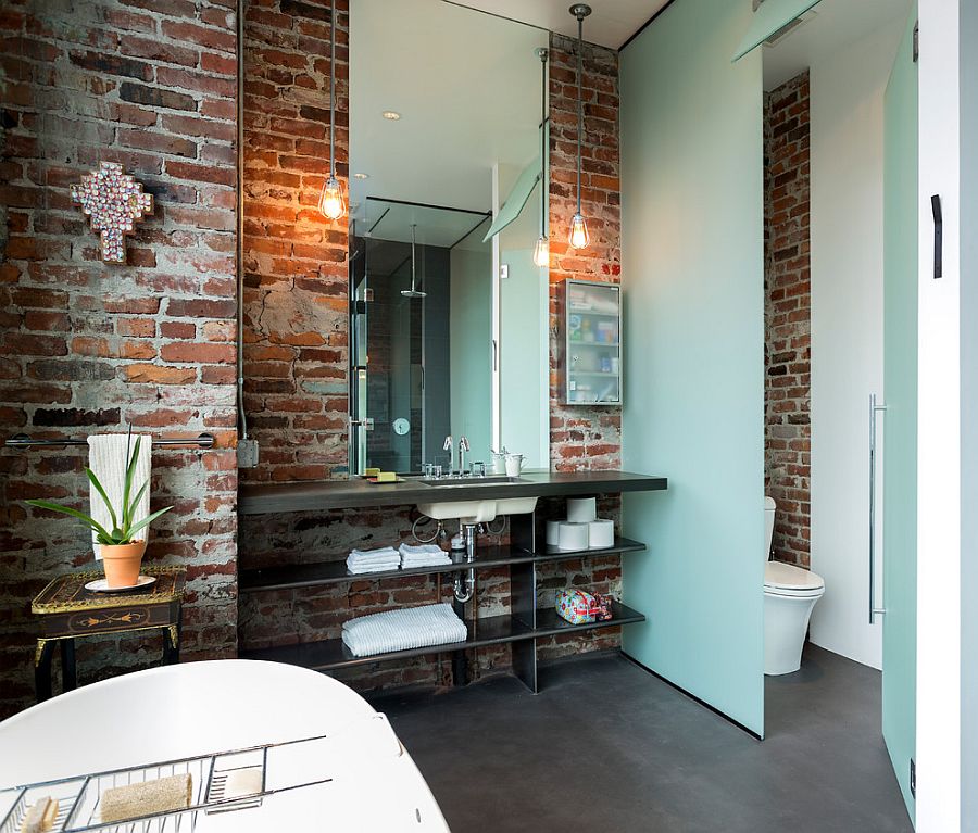 Кирпичная стена и светильники в промышленном стиле в ванной
