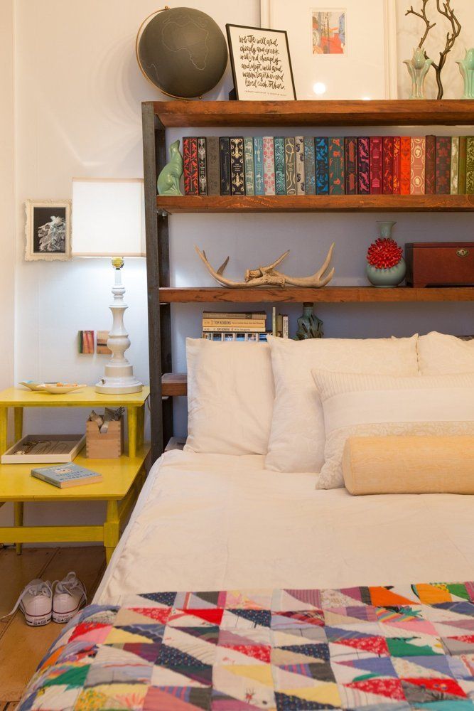Книжные полки в спальне - яркие цвета