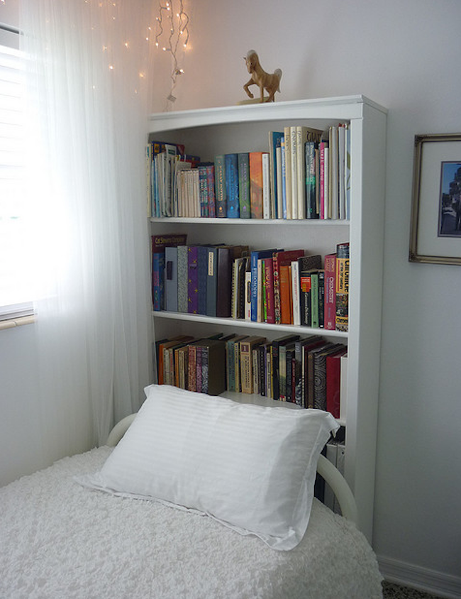 Книжные полки в спальне - маленькая комната