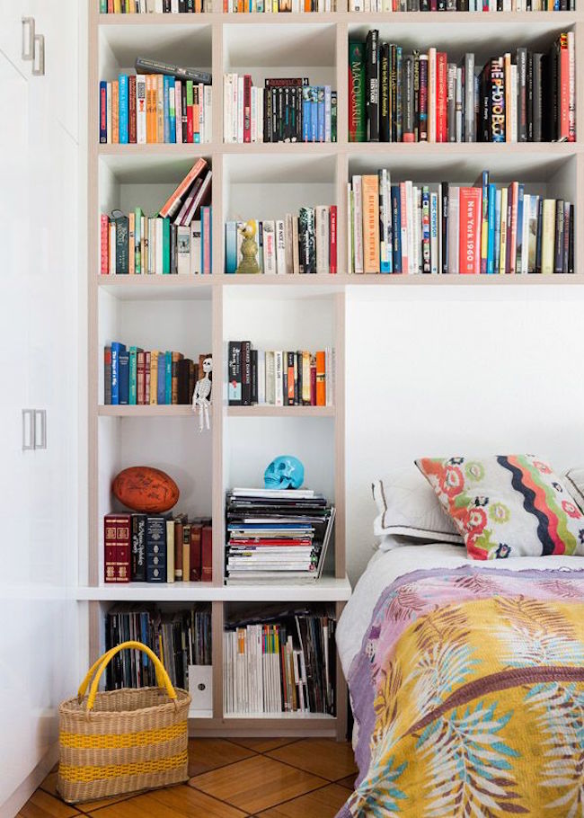 Книжные полки в спальне - полки на всю стену