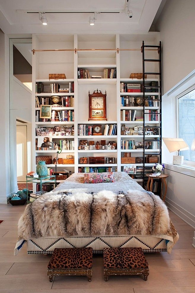 Книжные полки в спальне - симметрия