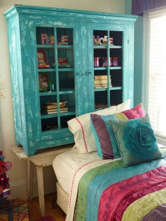 Книжные полки в спальне - яркий мятный цвет