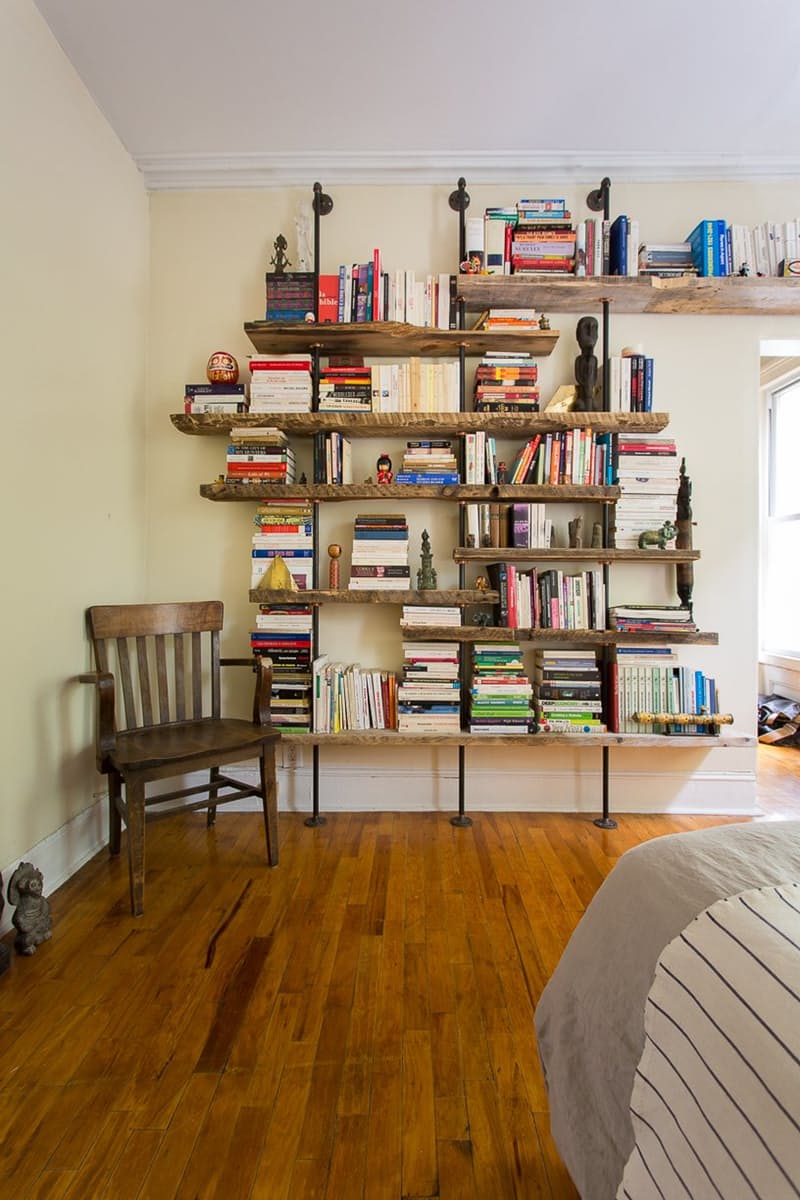 Книжные шкафы в интерьере: дизайнерская работа