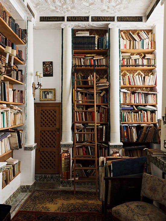 Книжные шкафы в интерьере с высокими потолками