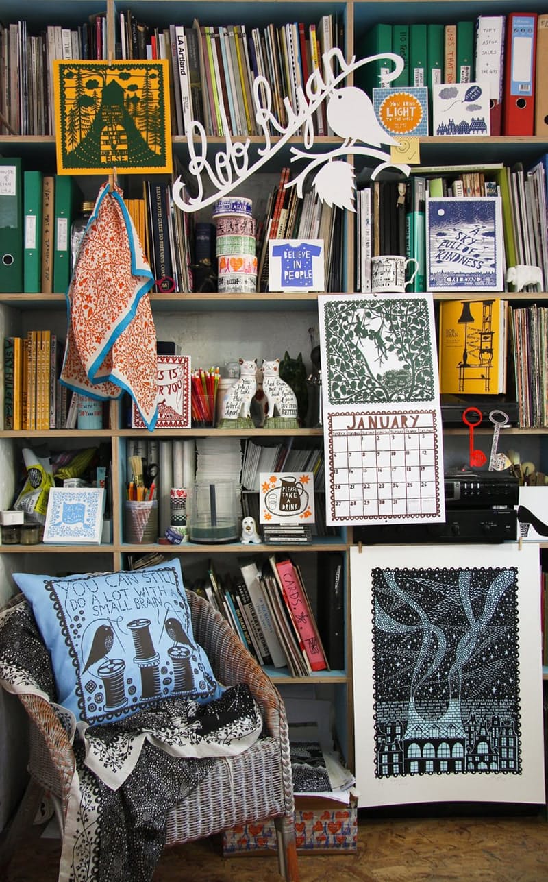Книжные шкафы в интерьере: множество элементов декора