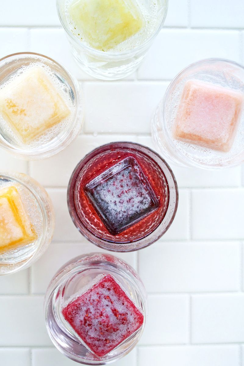 Коктейльная вечеринка дома - кубики льда с фруктами и джином