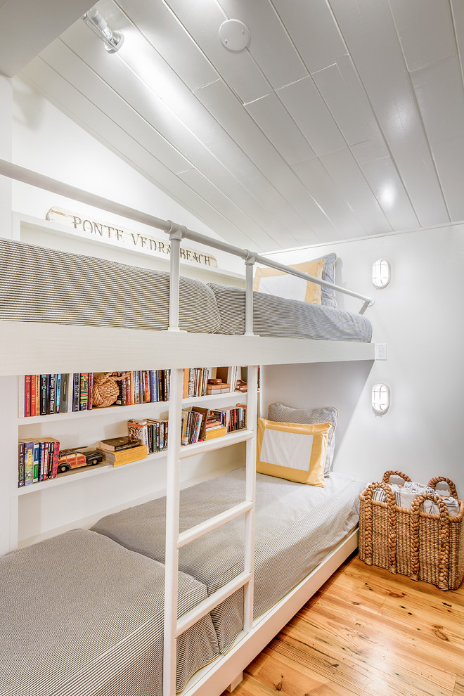 Двухярусная кровать со встроенными полками для хранения книг