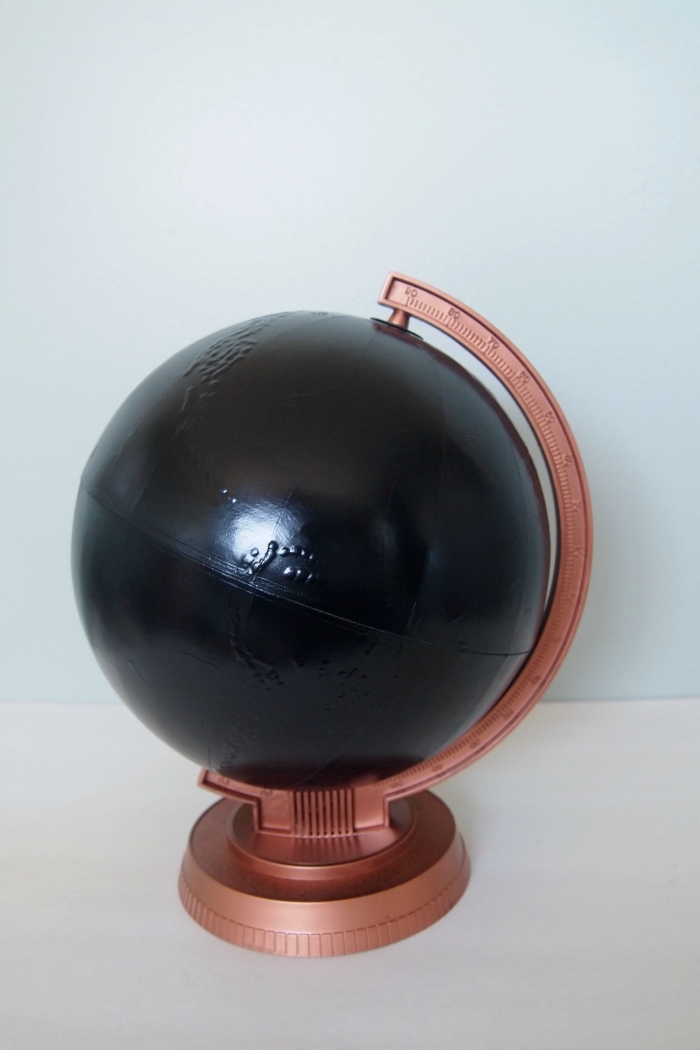 Глобус, покрашенный черной краской