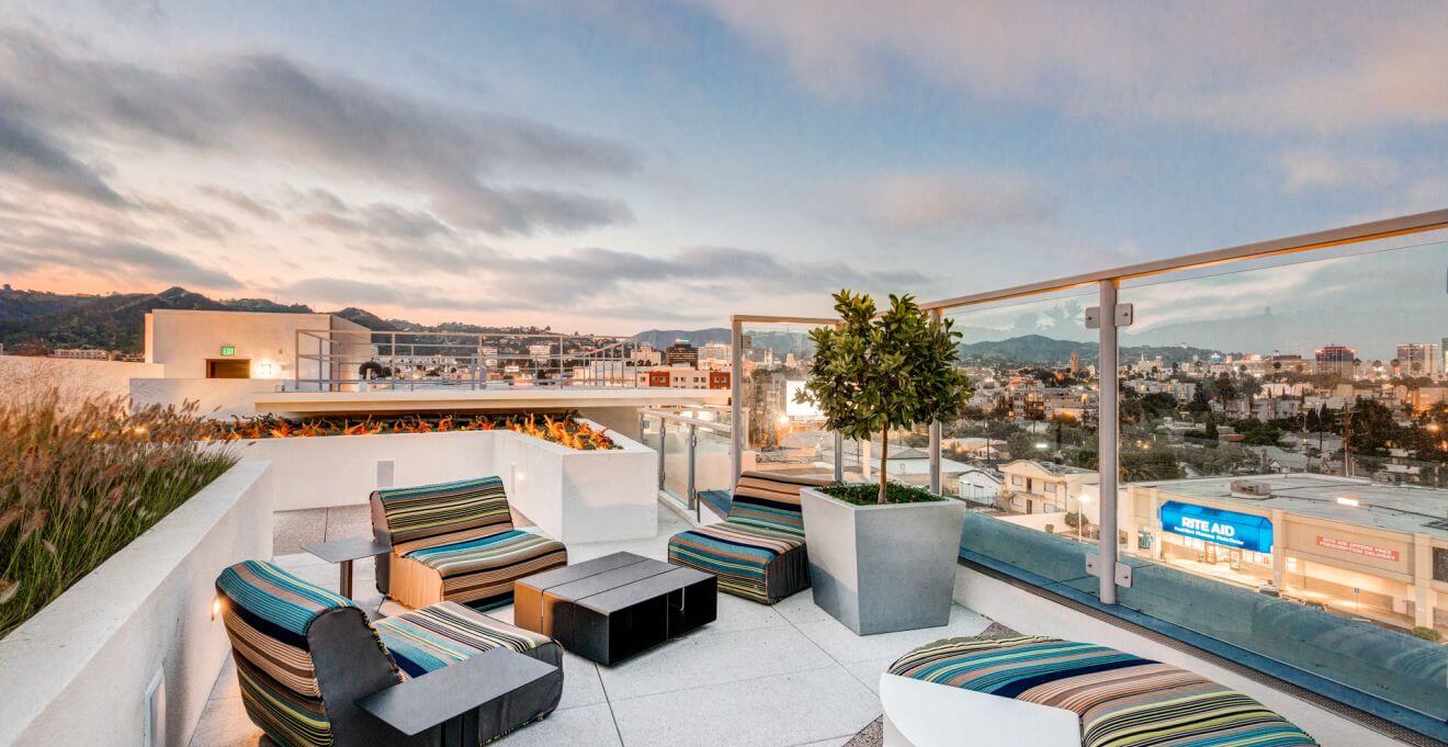 Квартиры в Лос-Анджелесе - уютная гостиная на крыше
