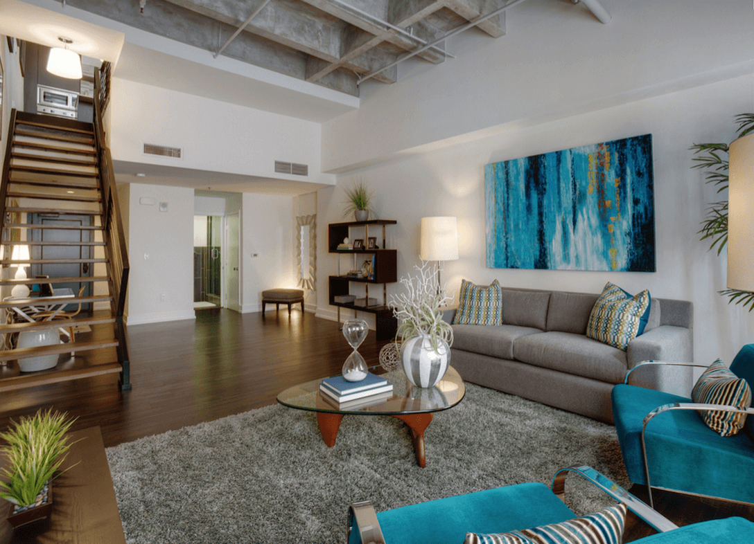 квартиры в Лос-Анджелесе - интерьер гостиной с голубыми элементами
