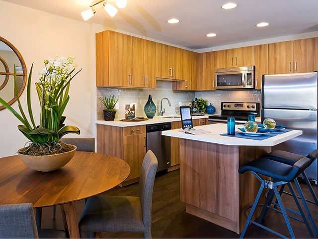 Квартиры в Лос-Анджелесе - кухонный гарнитур из натурального дерева