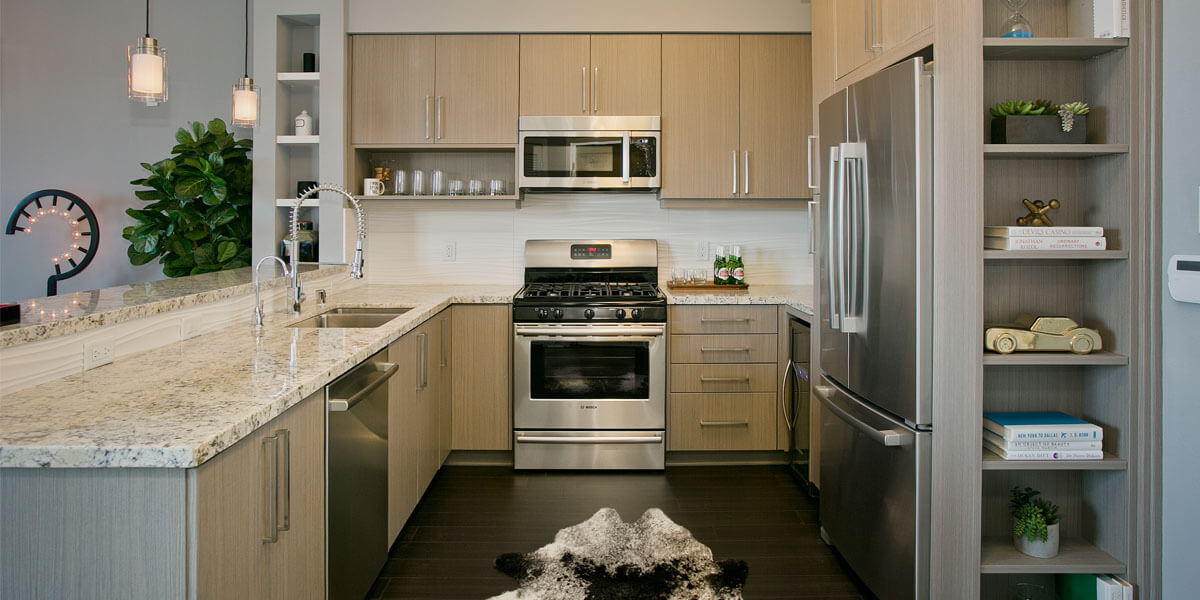Квартиры в Лос-Анджелесе - дизайн бежевого кухонного гарнитура