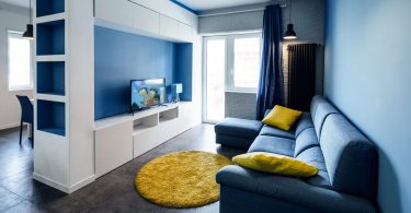 Компактная квартира в синем цвете как образец смелого декора и грамотной организации пространства