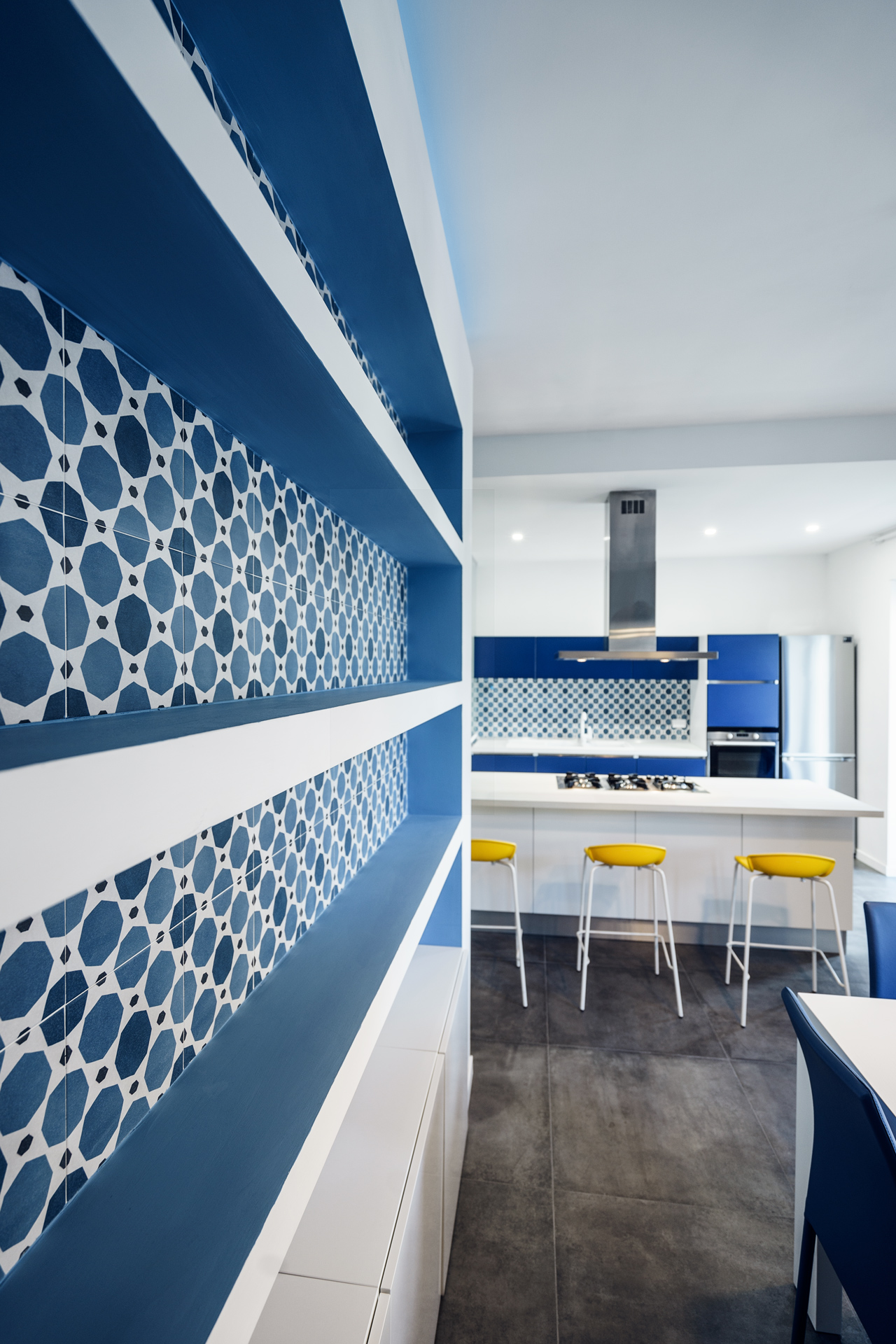 Brain factory. Синяя кухня в интерьере. Кухня в синем цвете дизайн. Синяя кухня в стиле Минимализм. Дизайн синей кухни в современном стиле.