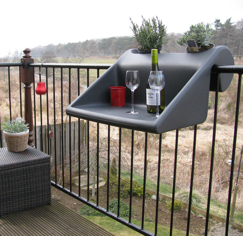 Летний балкон: пластиковая полка с горшками для растений